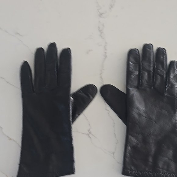 Fownes Elegant Black Leather Gloves - Picture 3 of 4